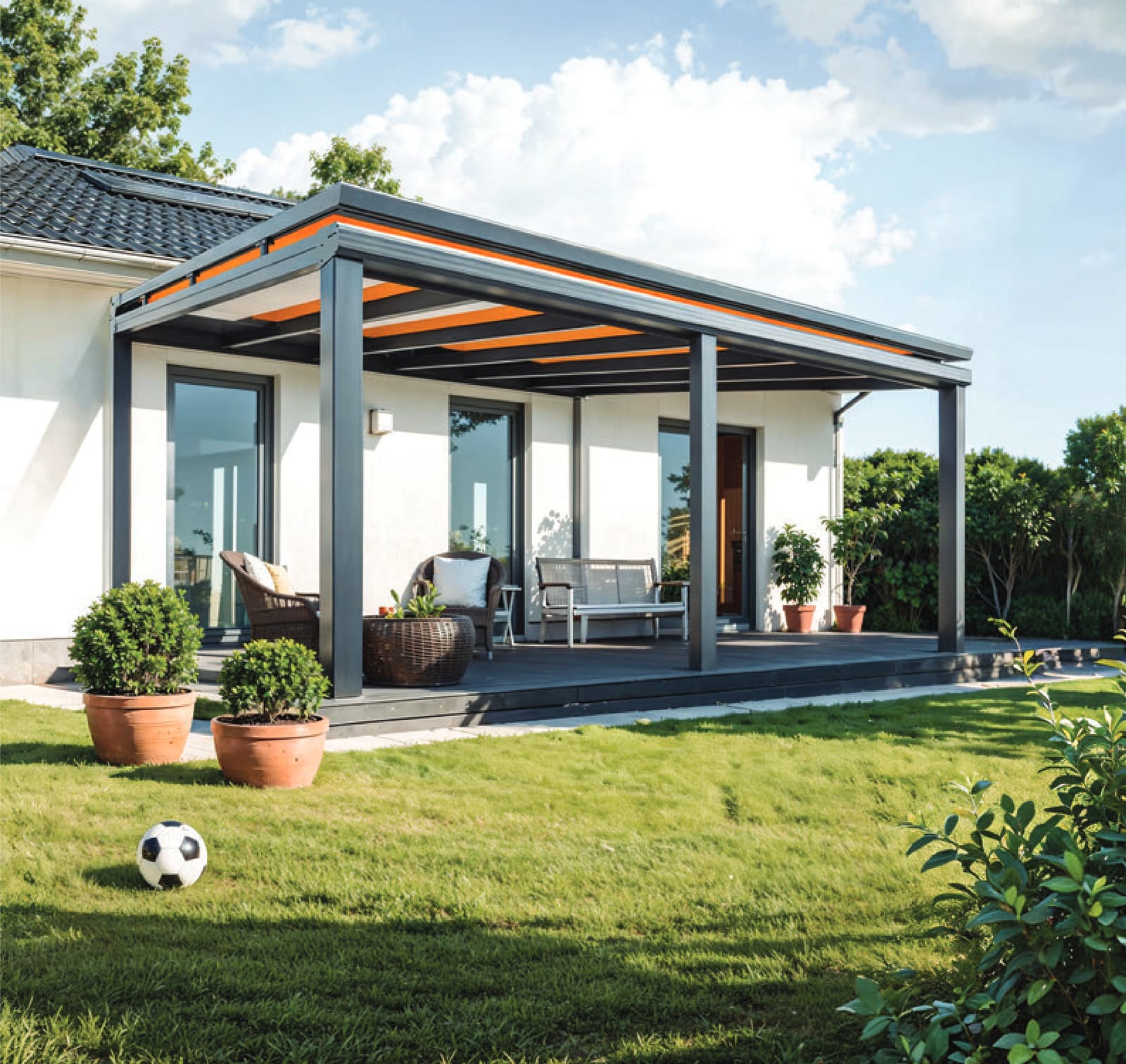 Terrassendach mit orangefarbener Aufdachmarkise an einem Bungalow