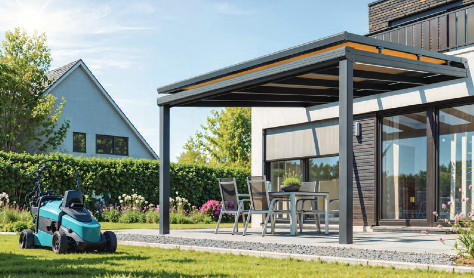 Terrassendach mit Aufdachmarkise und Senkrechtbeschattung im Garten