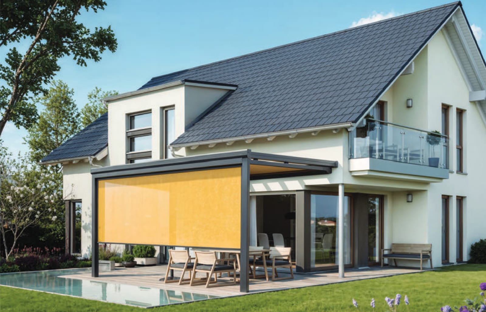 Gelbe Senkrechtmarkise an einer Terrassenüberdachung eines Einfamilienhauses