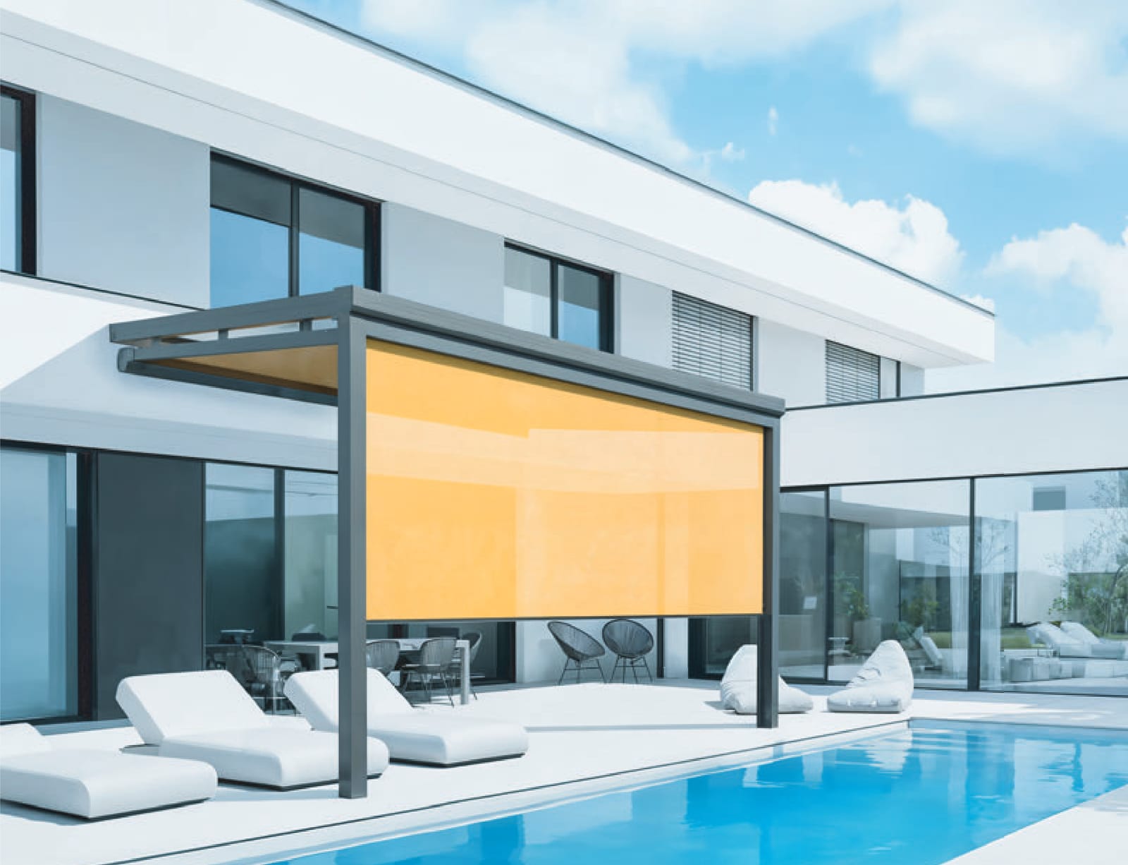Senkrechtmarkise an einer freistehenden Pergola am Pool