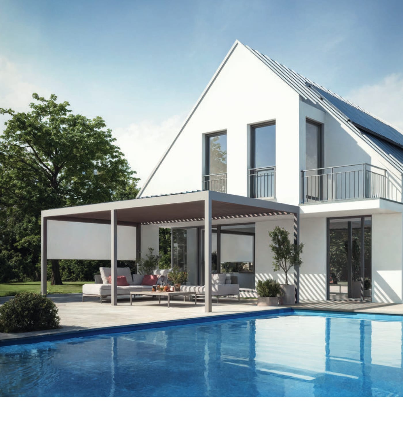 Freistehende Pergola mit Lamellendach an einem Pool