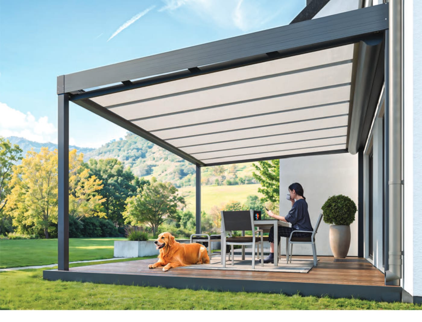 Unterdachmarkise über einer überdachten Terrasse