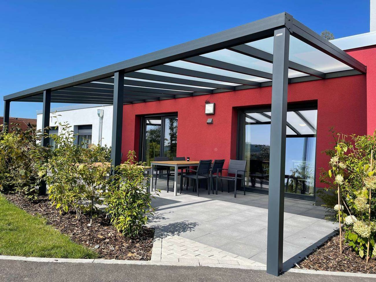 Terrassenüberdachung aus Aluminium mit Glasdach