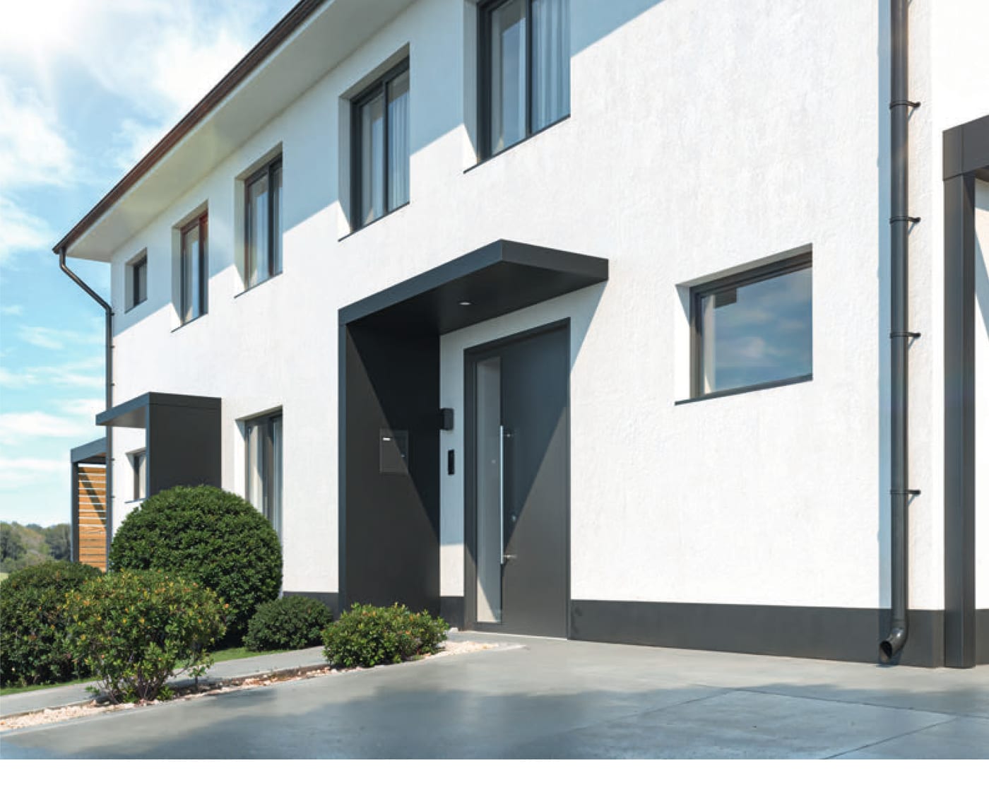 Front-Line-Vordach an einer weißen Hausfassade
